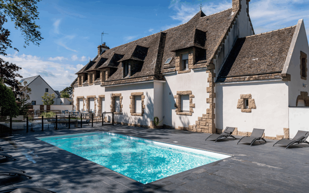 Piscine familiale 8×4 et terrasse gris anthracite