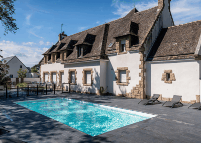 Piscine familiale 8×4 et terrasse gris anthracite
