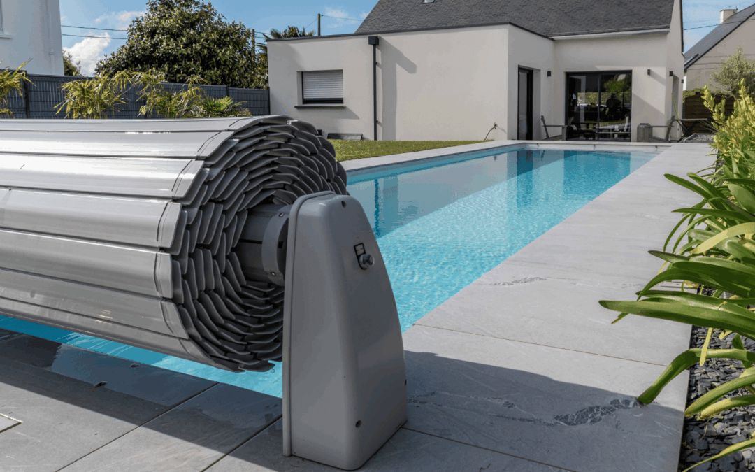 Piscine Contemporaine 10×4 m et Terrasse Grès Cérame