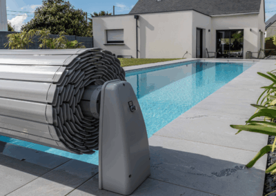 Piscine Contemporaine 10×4 m et Terrasse Grès Cérame