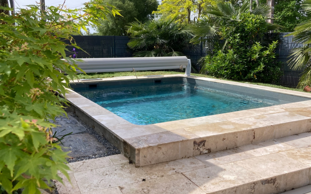 Petite piscine d’exception et aménagement en pierre travertin