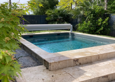 Petite piscine d’exception et aménagement en pierre travertin
